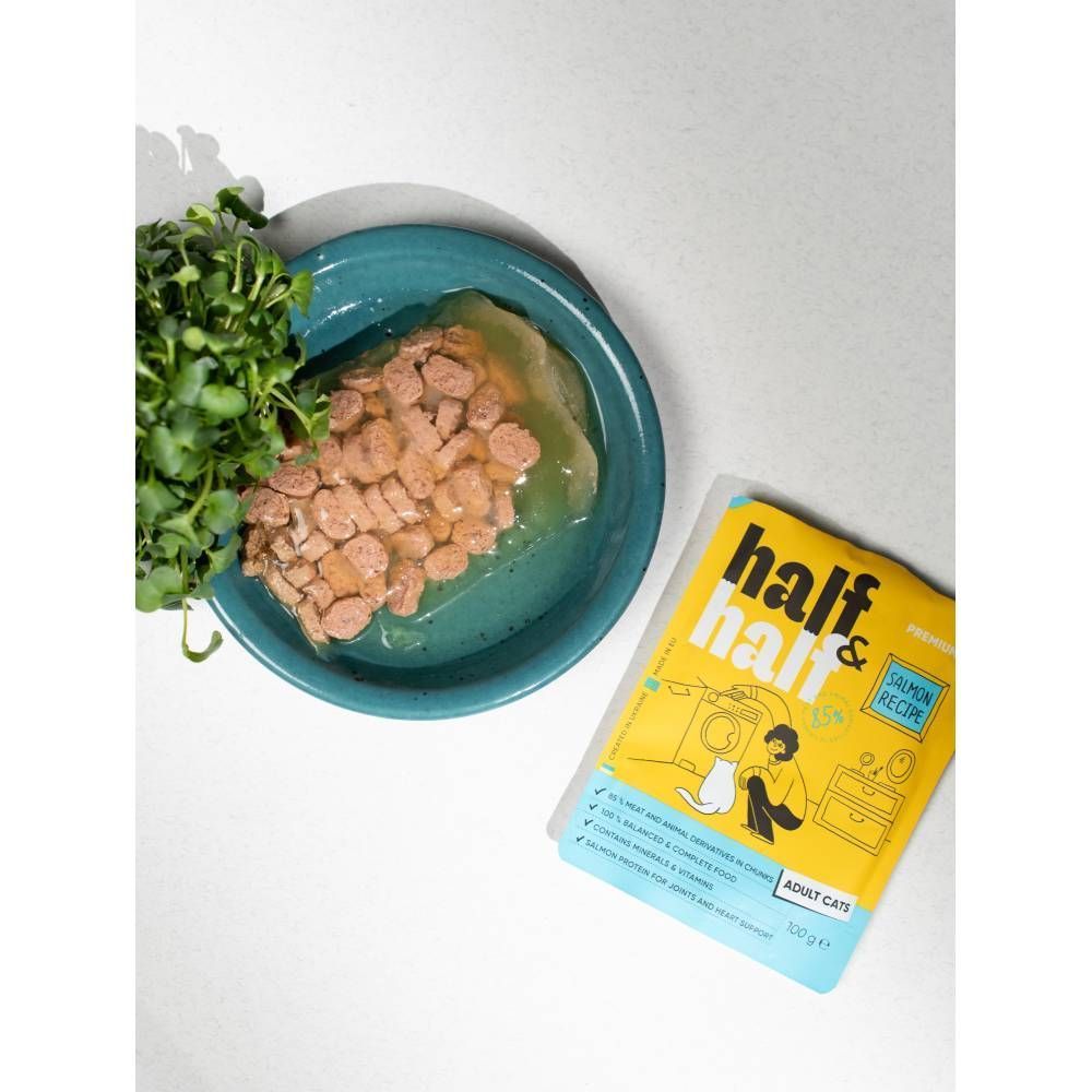 Упаковка вологого корму для котів Half&Half Adult 22 шт х 100 г - лосось