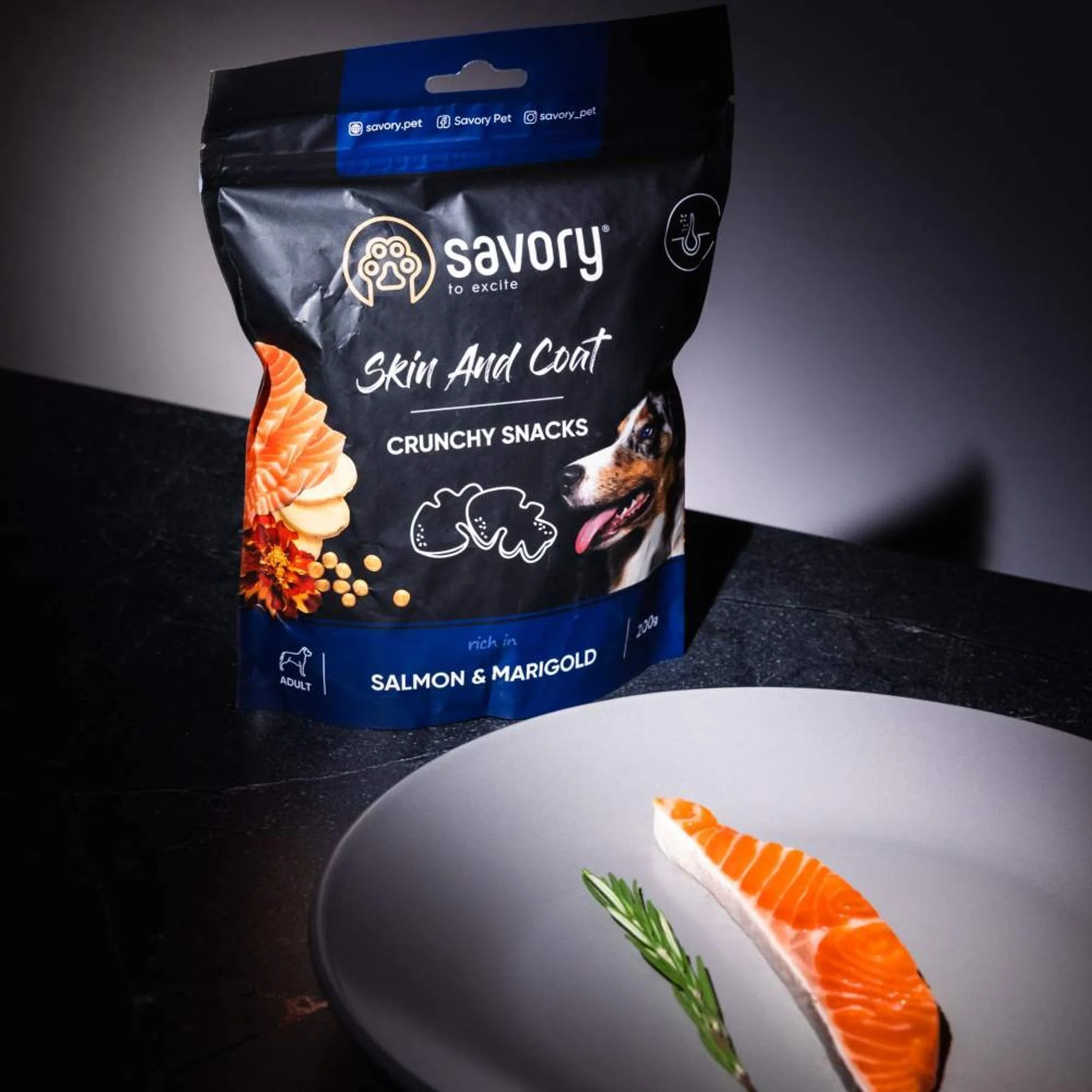 Ласощі для собак Savory Skin and Coat Crunchy Snacks 200 г - лосось та чорнобривці Ласощі для собак Savory Skin and Coat Crunchy Snacks 200 г - лосось та чорнобривці